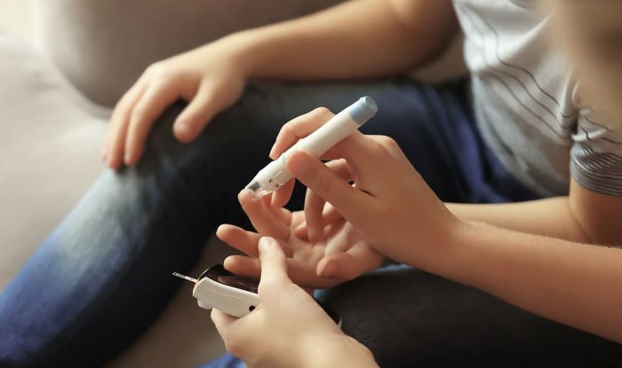 Bol de quinoa con verduras de temporada, garbanzos y aceite de oliva